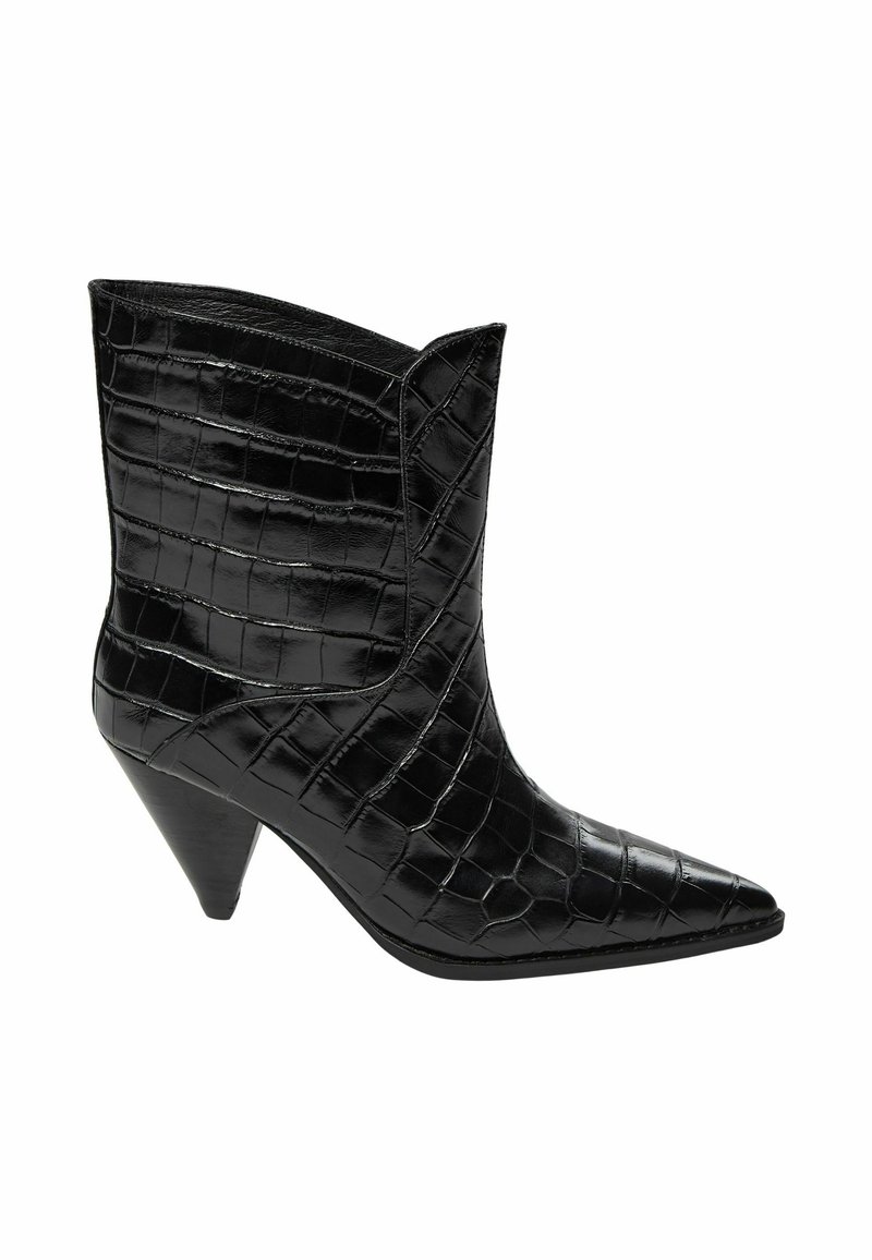 Čierne kožené členkové čižmy s krokodílim vzorom, špicatou špičkou a 3-palcovým zúženým opätkom. Vyznačujú sa elegantným dizajnom s úhly tvarovanou stielkou.