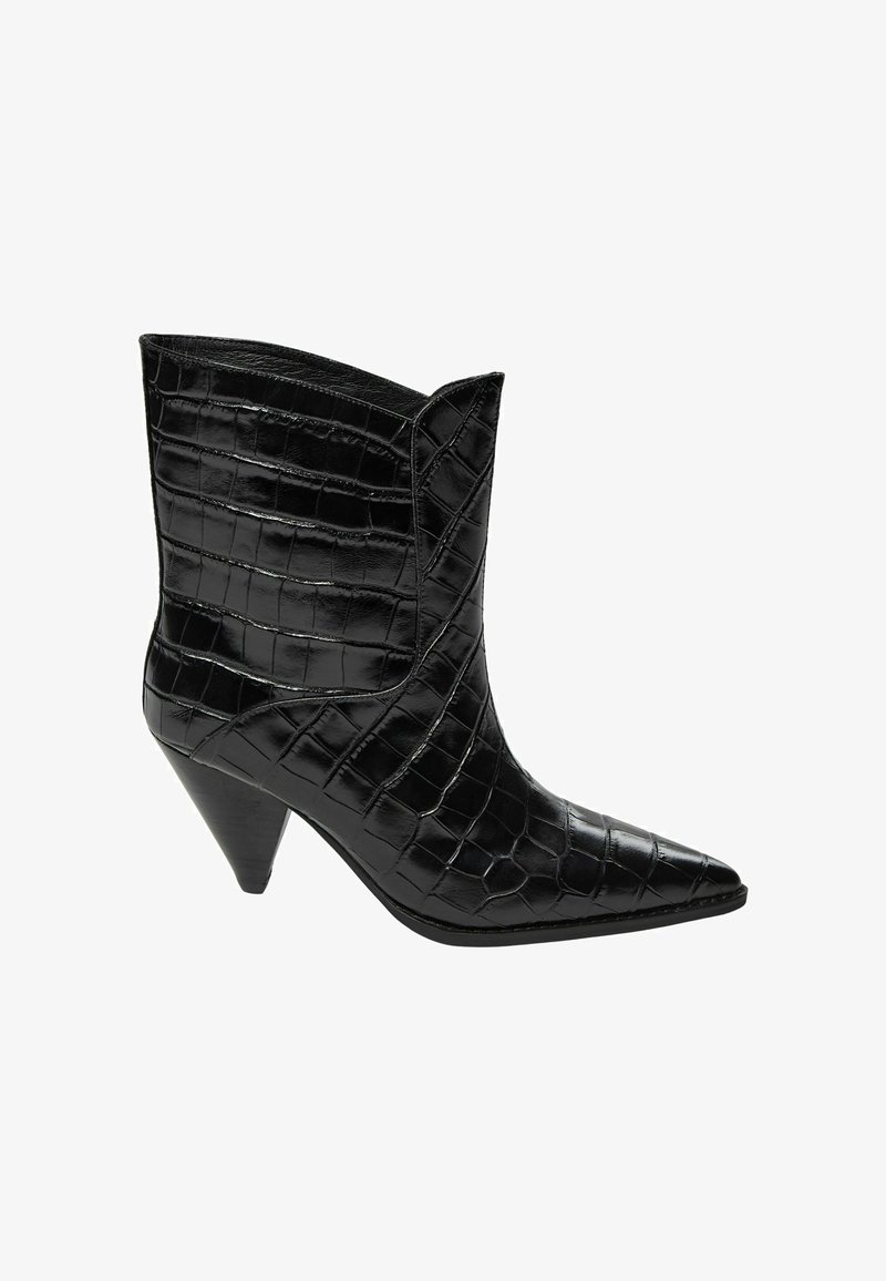 Čierne kožené členkové čižmy s krokodílim vzorom, špicatou špičkou a 3-palcovým zúženým opätkom. Vyznačujú sa elegantným dizajnom s úhly tvarovanou stielkou.