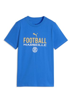 T-shirt blu a maniche corte con logo Puma giallo, scritta ""FOOTBALL MARSEILLE,"" ed emblema circolare bianco di Marsiglia.
