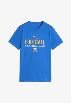 Niebieska koszulka z krótkim rękawem z żółtym logo Puma, napisem "FOOTBALL MARSEILLE," i białą, okrągłą odznaką Marsylii.