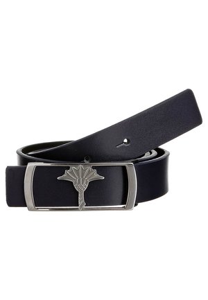 Zwarte leren riem opgerold met een zilveren rechthoekige gesp met een gegraveerd distel-embleem in het midden.