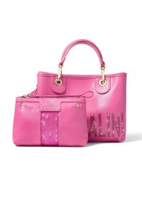 Set di borse in similpelle rosa, composto da una borsa più grande con hardware dorato e lettering "BRACCIALINI", e una pochette più piccola con dettagli di paillettes.