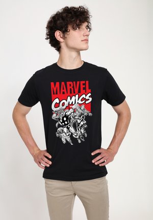 Sort bomulds T-shirt med et dristigt rødt og hvidt "MARVEL Comics" grafisk design, med illustrationer af karakterer i action i tegneseriestil.