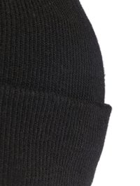 Bonnet en tricot noir avec une texture côtelée et un revers plié. Confectionné en tissu doux, il présente une forme ajustée sans logos ni motifs visibles.