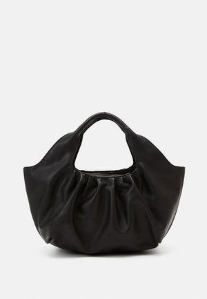 Borsa in pelle nera con texture arricciata, superiore arrotondata e manici corti. Materiale morbido e flessibile con design minimalista e senza hardware visibile.