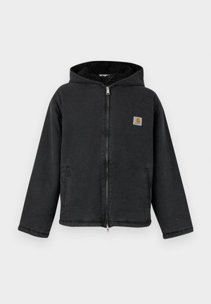 Svart jacka med dragkedja och huva, med en pälsfodrad insida, sidofickor och en kvadratisk logotypmärke på bröstet. Hållbart tyg.