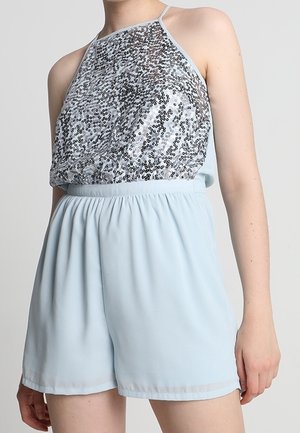 Lyseblå playsuit med halterneck, der har en paliettop og elastisk talje. Lavet af blødt stof med en glat tekstur.