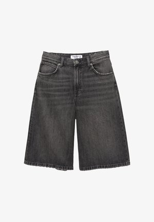 Mörkgrå denimshorts med rak passform, fem fickor och knappstängning fram. Har fransat fåll och subtila tvättdetaljer.
