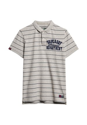 Grijze polo met horizontale marineblauwe strepen, korte mouwen, kraag met twee knopen en een marineblauw geborduurd logo op de linkerborst.