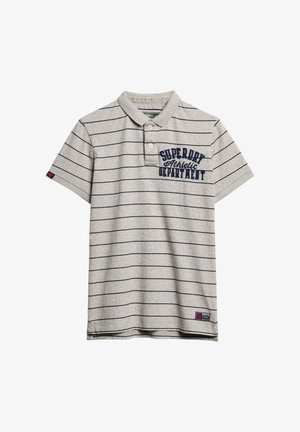 Grijze polo met horizontale marineblauwe strepen, korte mouwen, kraag met twee knopen en een marineblauw geborduurd logo op de linkerborst.