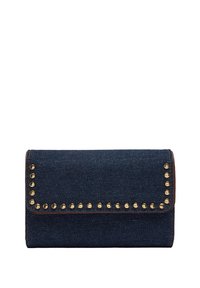 Granatowy portfel dżinsowy z złotymi ćwiekami na klapie, o prostokątnym kształcie i gładkiej fakturze, zaprojektowany z myślą o łatwym zamykaniu.