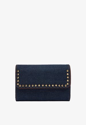 Granatowy portfel dżinsowy z złotymi ćwiekami na klapie, o prostokątnym kształcie i gładkiej fakturze, zaprojektowany z myślą o łatwym zamykaniu.