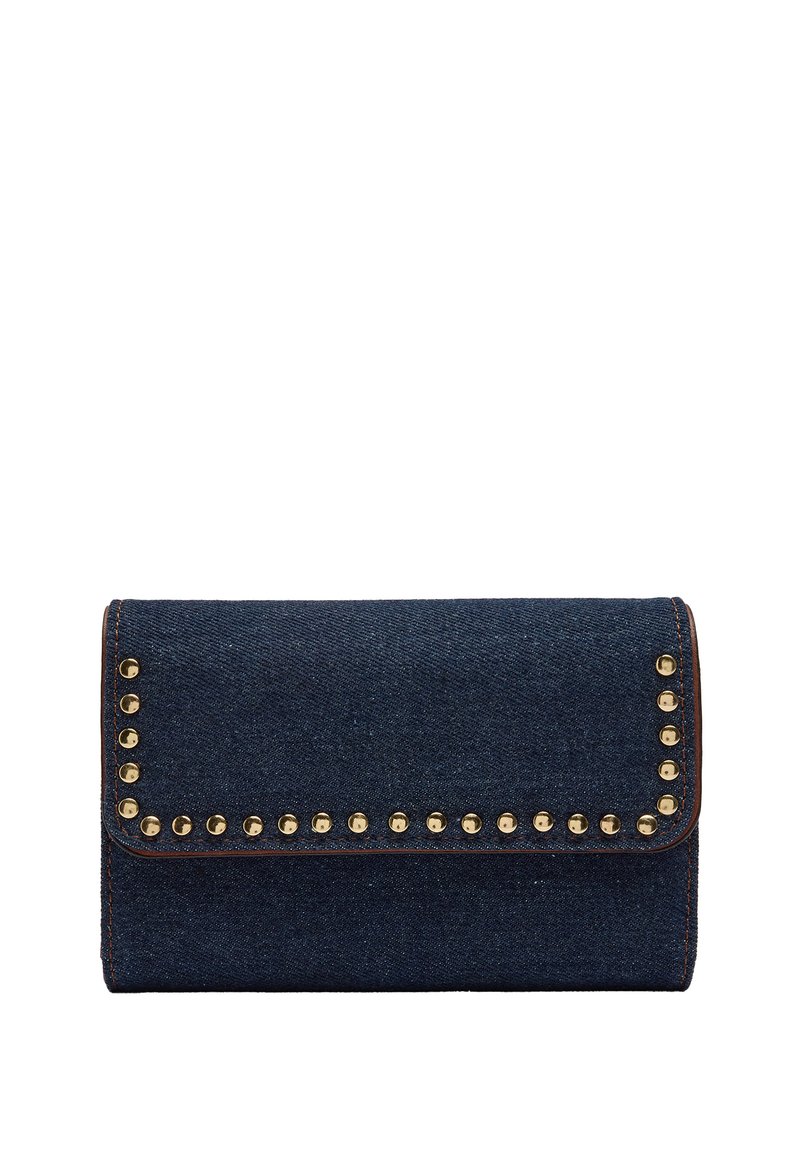 Granatowy portfel dżinsowy z złotymi ćwiekami na klapie, o prostokątnym kształcie i gładkiej fakturze, zaprojektowany z myślą o łatwym zamykaniu.