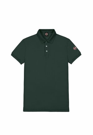Dunkelgrünes Polohemd mit klassischem Kragen, Knopfverschluss mit drei Knöpfen, kurzen Ärmeln und einem kleinen runden Logo auf dem linken Ärmel.