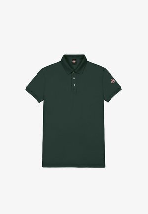 Polo shirt verde scuro con colletto classico, patta con tre bottoni, maniche corte e un piccolo logo tondo sulla manica sinistra.
