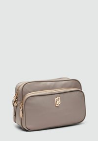 Geantă din nylon gri cu două compartimente, cu accente aurii la fermoar și logo, având o textură netedă și formă rectangulară.