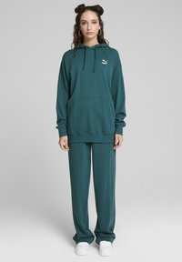 Puma BETTER CLASSICS - Jersey con capucha - cold green