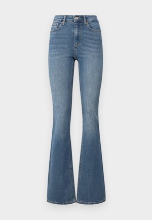 Svetlo modré riflové džínsy s vysokým pásom a rozšírenými nohavicami. Majú klasický dizajn s piatimi vreckami, jemným prešívaním a malou pružnosťou pre pohodlie.