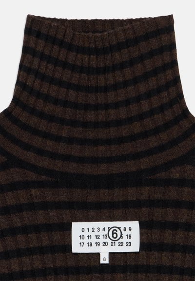 Pull col roulé rayé horizontal marron et noir avec une étiquette de taille blanche affichant un chiffre six encerclé.