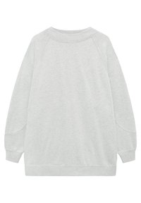 Sweatshirt gris clair en mélange de coton, avec un col rond, des manches longues raglan et des poignets côtelés à texture lisse.