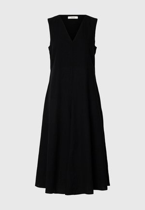 Juoda midi suknelė be rankovių, V formos iškirpte, aptemptu liemeniu ir platėjančia apačia, rodoma ant pilkos fono.