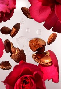 Rituals SCENTED CANDLE - THE RITUAL OF AYURVEDA - SWEET & NUTTY - SWEET ALMOND OIL & INDIAN ROSE - Doftljus