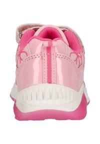 Chaussure de sport rose avec finition laquée brillante, col rembourré et semelle texturée. Possède un design floral et une sangle réglable pour un ajustement sécurisé.