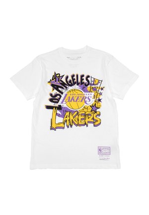 Hvid t-shirt med farverig graffiti-stil Los Angeles Lakers-tekst, basketballgrafik og lilla og gule designelementer.