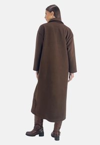 Elara - Klasyczny płaszcz