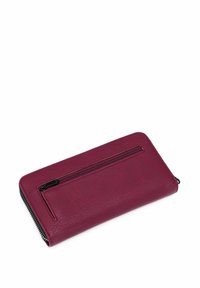 Kabelka Morris z vínového koženého materiálu s hladkým povrchem, přední kapsou na zip a elegantním obdélníkovým tvarem. Obsahuje černý zip. 