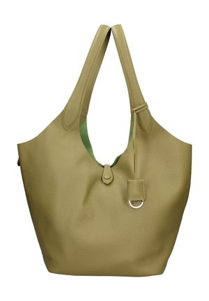 Borsa tote in pelle verde oliva con manici ampi, chiusura frontale a linguetta e portachiavi in pelle appeso con anello metallico.