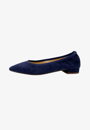 Donkerblauwe suède balletschoenen met een spitsneus, zachte textuur en een lage blokhak. Voorzien van een contrasterende gladde rand rondom de opening.