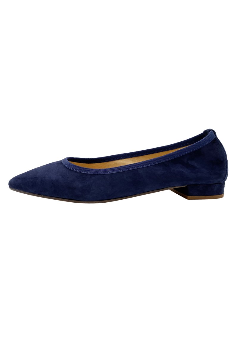 Ballerine in suede blu navy con punta appuntita, texture morbida e tacco basso a blocco. Presenta un bordo liscio a contrasto attorno all'apertura.