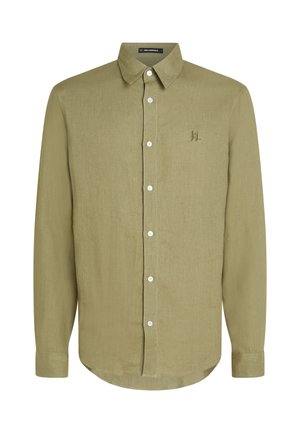 Camisa de manga larga color verde oliva, hecha de lino. Presenta un cuello con puntas, botones blancos y un logotipo bordado en el pecho.