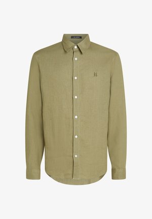 Olivově zelená košile s dlouhým rukávem na knoflíky, vyrobená z lnu. Vyznačuje se špičatým límcem, bílými knoflíky a vyšívaným logem na hrudi.