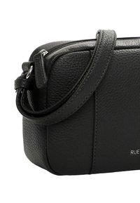 Černá kožená crossbody taška s texturovaným povrchem, se zipovým uzávěrem a odnímatelným popruhem. Obsahuje decentní logo značky ve stříbrné barvě.