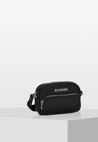 Borsa a tracolla nera in nylon con cerniere argentate, dotata di un comparto con doppia cerniera e un logo stampato sul davanti. Tracolla regolabile.