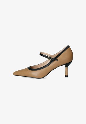 Scarpa Mary Jane in pelle marrone chiaro con punta affilata e rifiniture nere. Presenta una sottile cinghia alla caviglia con fibbia dorata e un tacco nero slanciato.