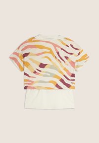 T-shirt cropped con un motivo ondulato multicolore in rosa, giallo e viola su uno sfondo chiaro, con maniche corte e scollatura rotonda.