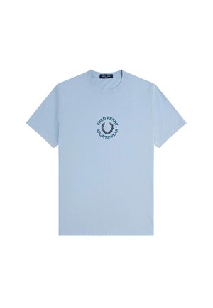 Hellblaues Baumwoll-T-Shirt mit kurzen Ärmeln, das ein navyblaues, kreisförmiges 'Fred Perry Sportswear'-Logo und ein Lorbeerdesign auf der Brust zeigt.