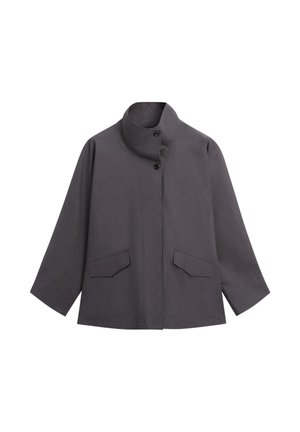 Dunkelgraue Jacke mit hohem Kragen, zwei aufgesetzten Fronttaschen, langen Ärmeln und Knopfverschluss am Hals und an der Brust.