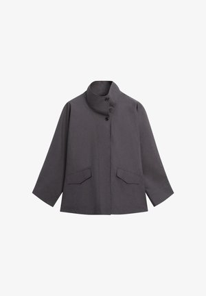 Dunkelgraue Jacke mit hohem Kragen, zwei aufgesetzten Fronttaschen, langen Ärmeln und Knopfverschluss am Hals und an der Brust.