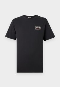 Sort kortærmet t-shirt med rund halsudskærm og lille hvid og rød "Empire Fight Club" tekst på øverste venstre bryst.