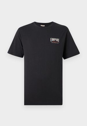 T-shirt noir à manches courtes avec col rond, arborant un petit texte blanc et rouge "Empire Fight Club" sur le haut à gauche de la poitrine.