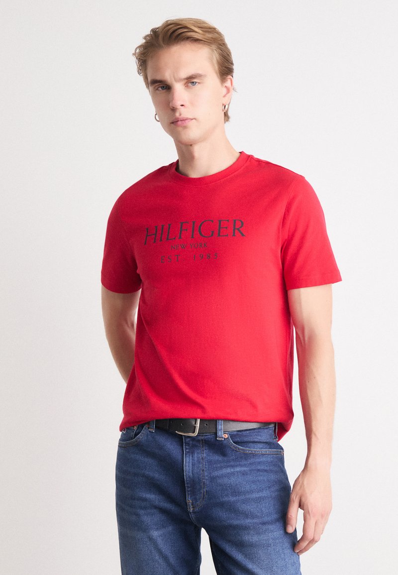 Tommy Hilfiger TEE - T-shirt con stampa - primary red