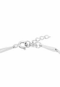 Pulsera de cadena de plata con cierre, eslabones alargados, acentos texturizados y una pequeña cadena de extensión ajustable para adaptar el tamaño.