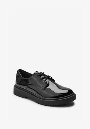 Zwarte gepatineerde leren schoenen met een ronde neus, een gladde textuur, vetersluiting en een dikke zwarte rubberen zool met profiel voor grip.