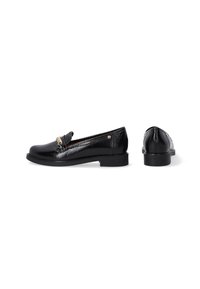 Schwarze Lackleder-Loafers mit runder Spitze, einem kleinen Absatz und einer dekorativen metallischen Kette auf der Vorderseite. Glatte Textur, minimalistisches Design.