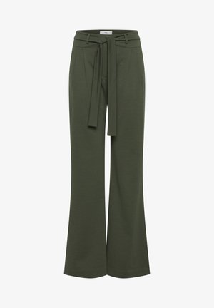 Pantaloni a gamba larga in verde oliva scuro, dotati di una cintura in tessuto, tasche frontali e una texture liscia. Design casual con dettagli sartoriali.