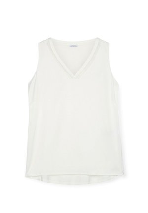 Bluza albă fără mâneci cu decolteu în V și tiv posterior ușor prelungit, dintr-un material simplu și ușor.